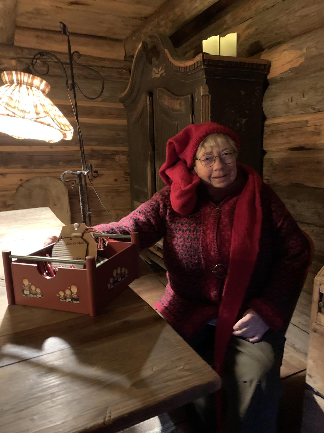 Den trivelige Stabbursnissen tar imot alle ungene som vil skrive ønskeliste