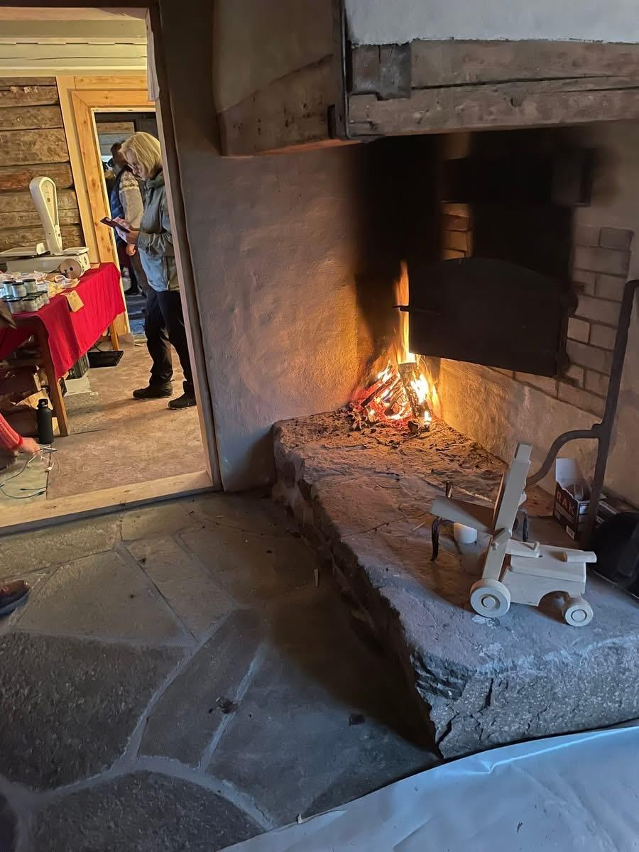 Fyr på peisen ved bakerovnen i Auenstua