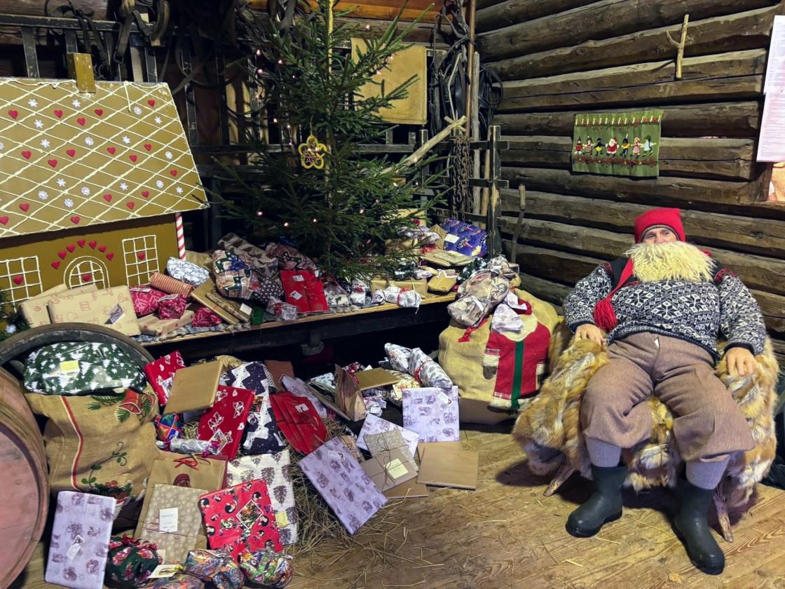 Og sender dem over tunet til Låvenissen som har rigget seg til i godstolen -