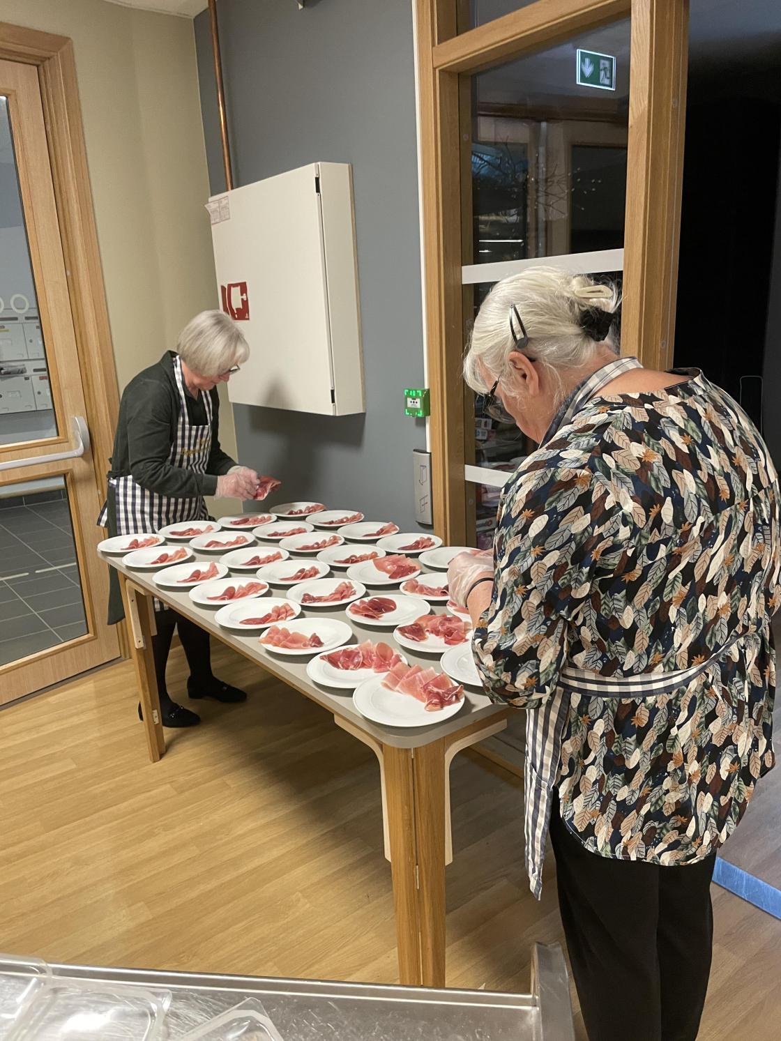 Peggy og Alfhild jobber godt i lag.