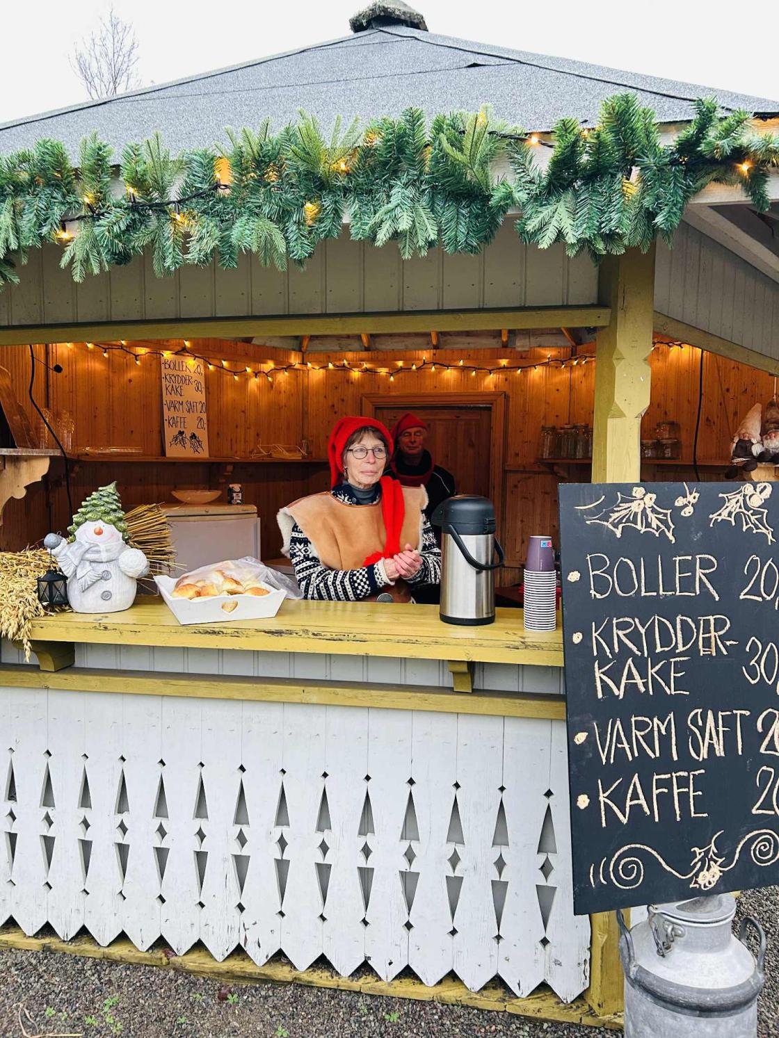 Hillestad bygdekvinnelag mottar de besøkende med deilige, nystekte boller og krydderkake, kaffe og varm saft.