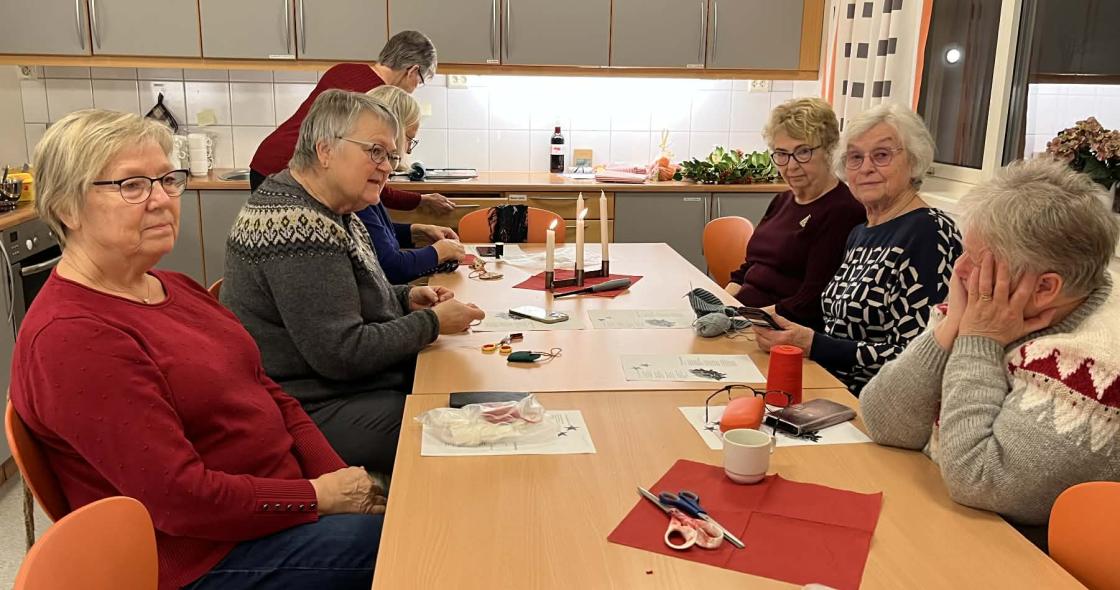 Vi var vel 15 som kosa oss med song, juleverkstad og god mat.