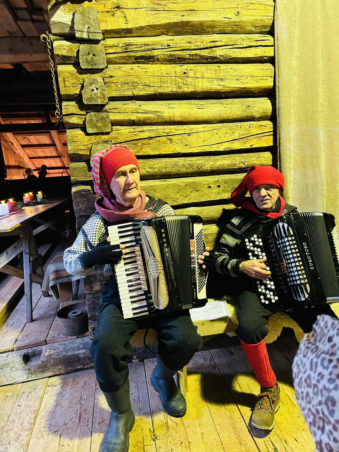 Trofaste trekkspillere vandret rundt og laget god stemning