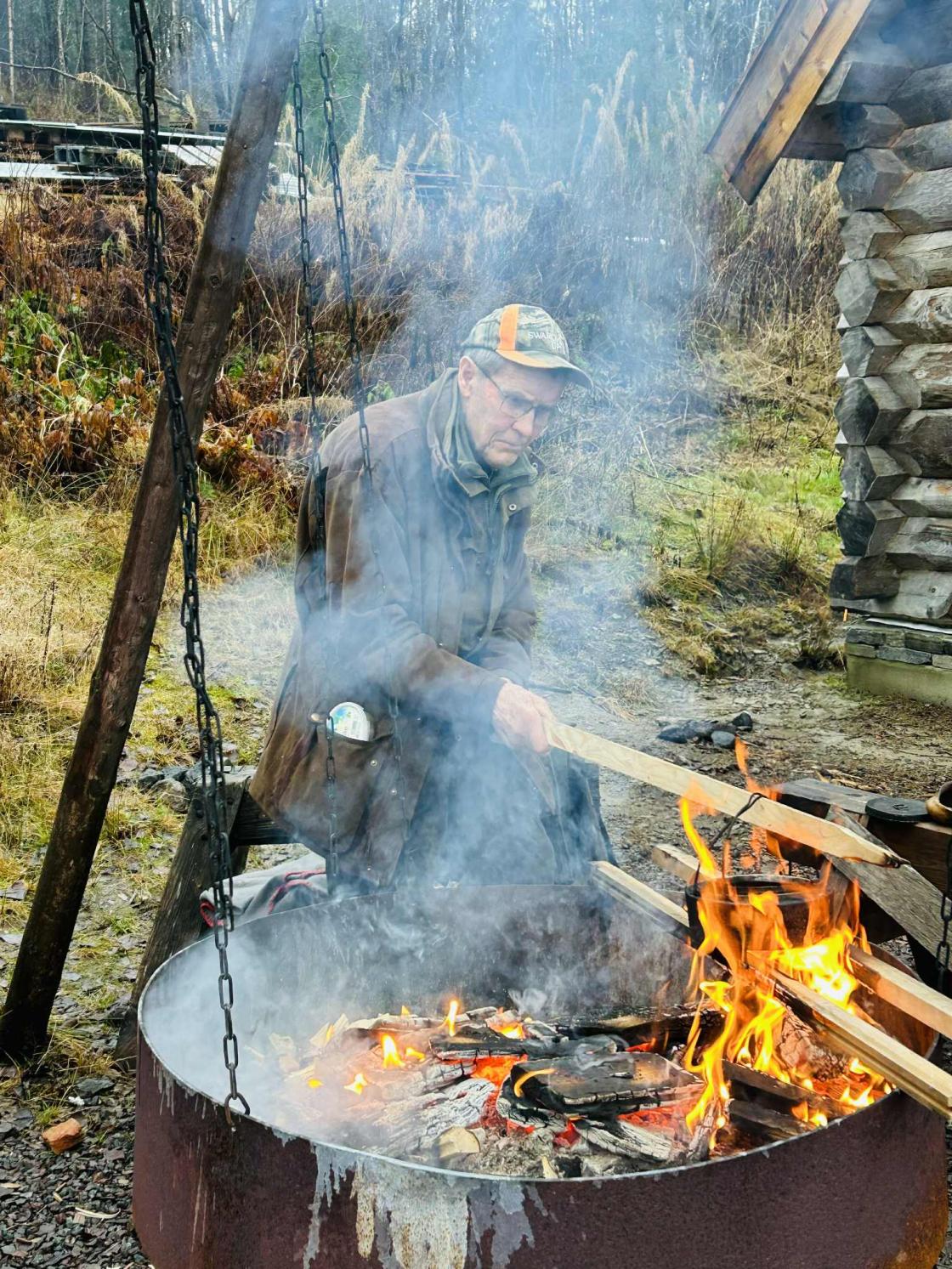 Bålpannene var tent over hele tunet