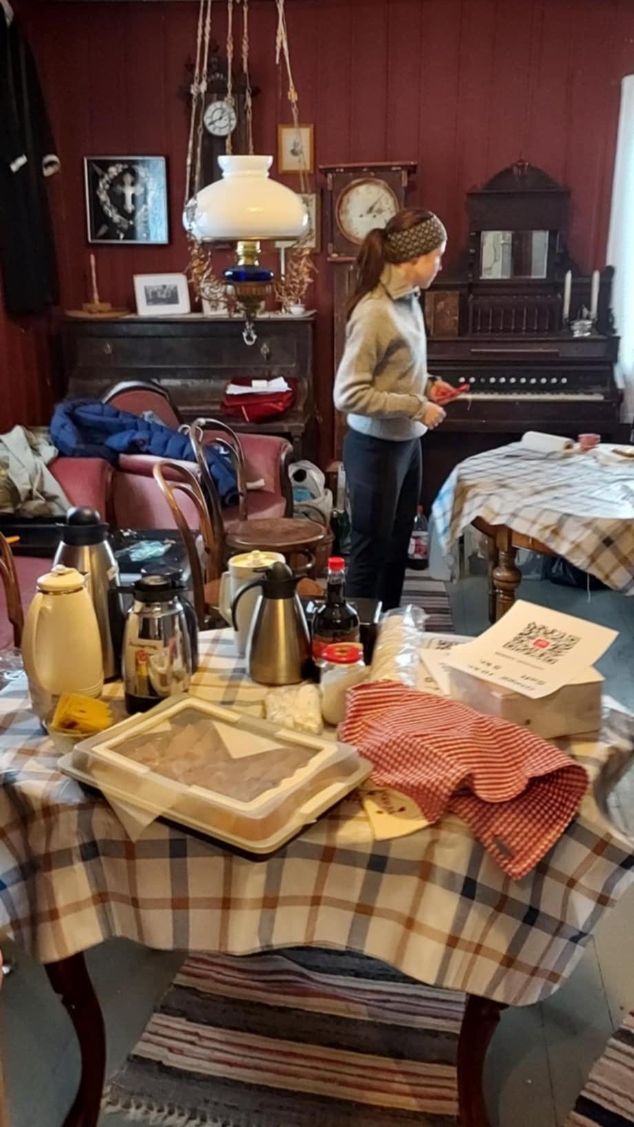 Kvinne ordner for salg av kaffe og kaker