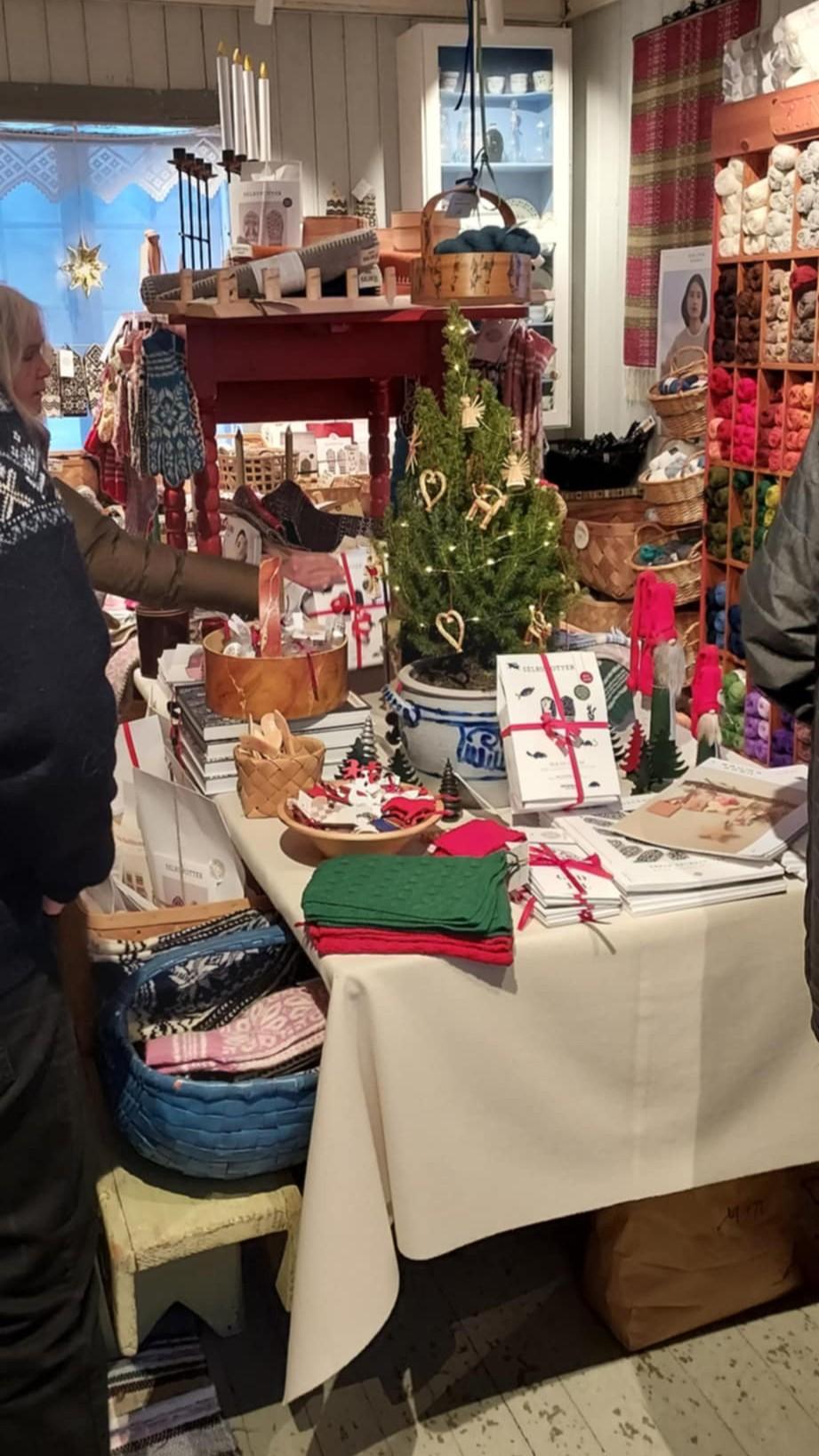 kunder ser på julevarer