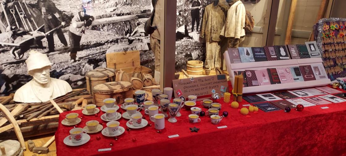 tekopper med stearin, kort og øredobber på salgsbord, julemartna