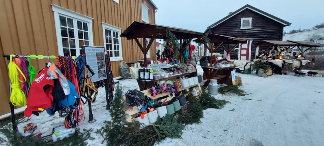 Utstilling av mye fint til hund