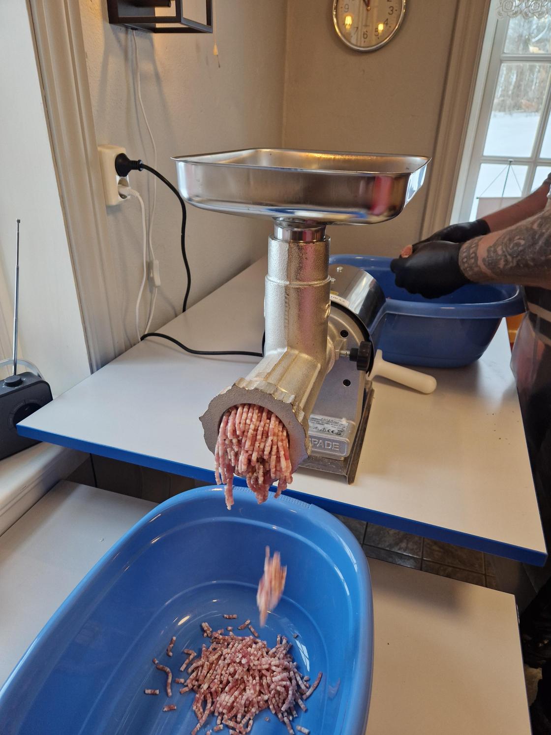 Vi kverner kjøttet før egg og melk blir blandes i.