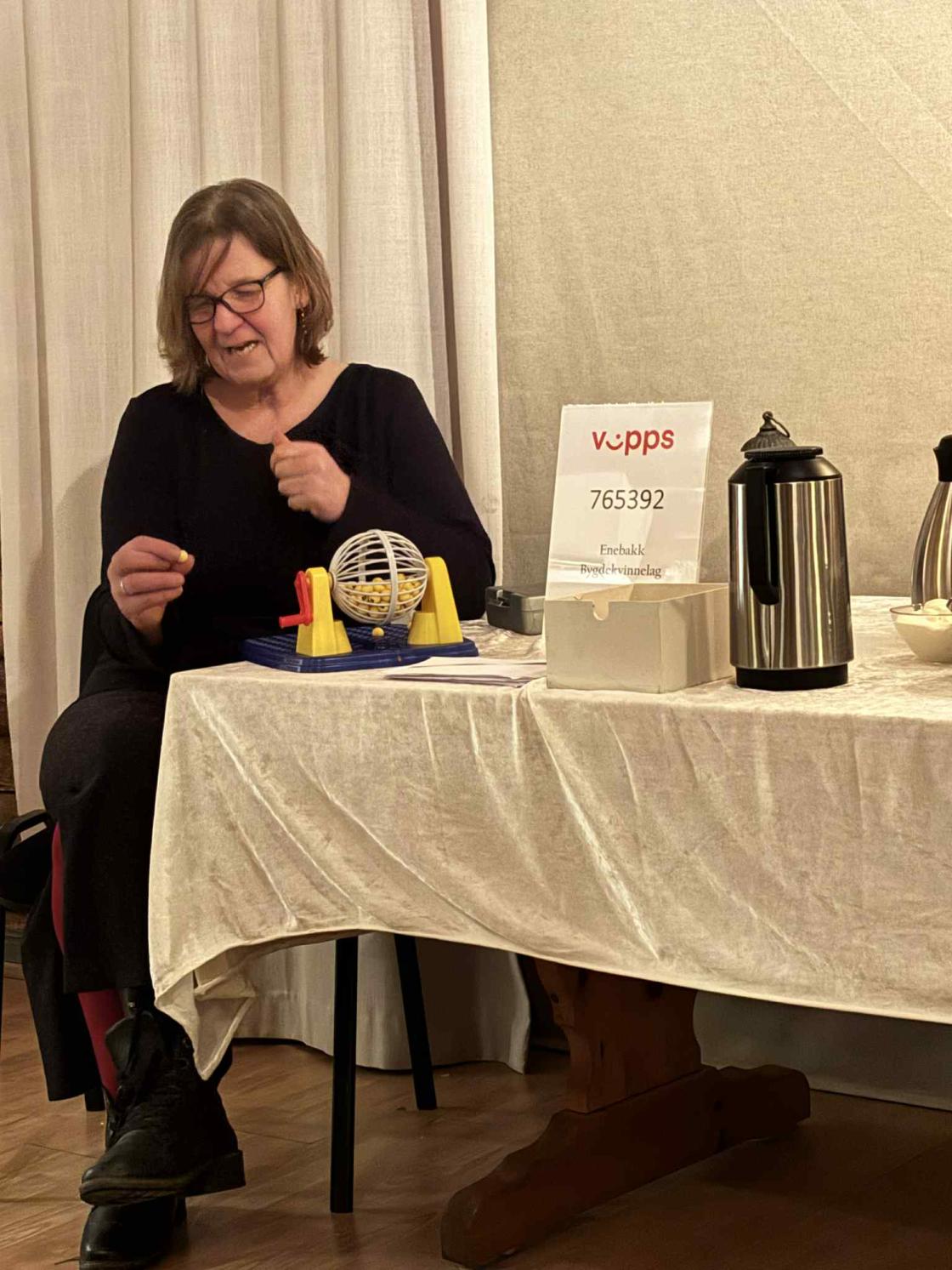 Bingolottovertinne Elin Slette lodder ut gevinster