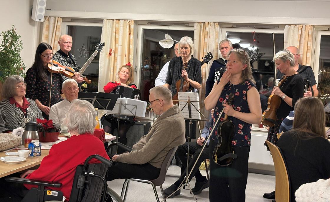 Ingunn Linge Valdal og Valldal Spelmannslag.