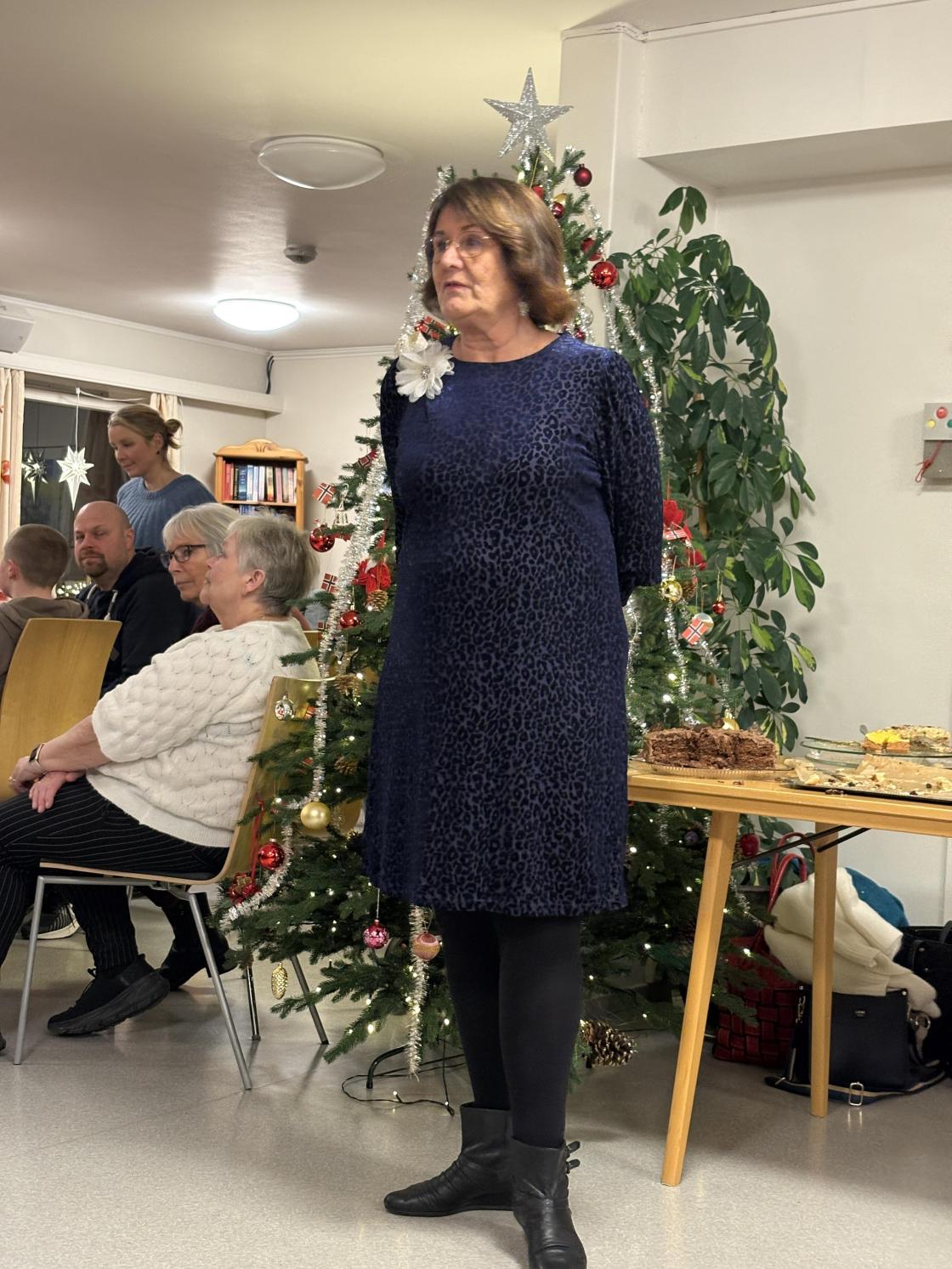 Bjørg, leiaren for Valldal Bygdekvinnelag, ynskte velkomen med gode ord.