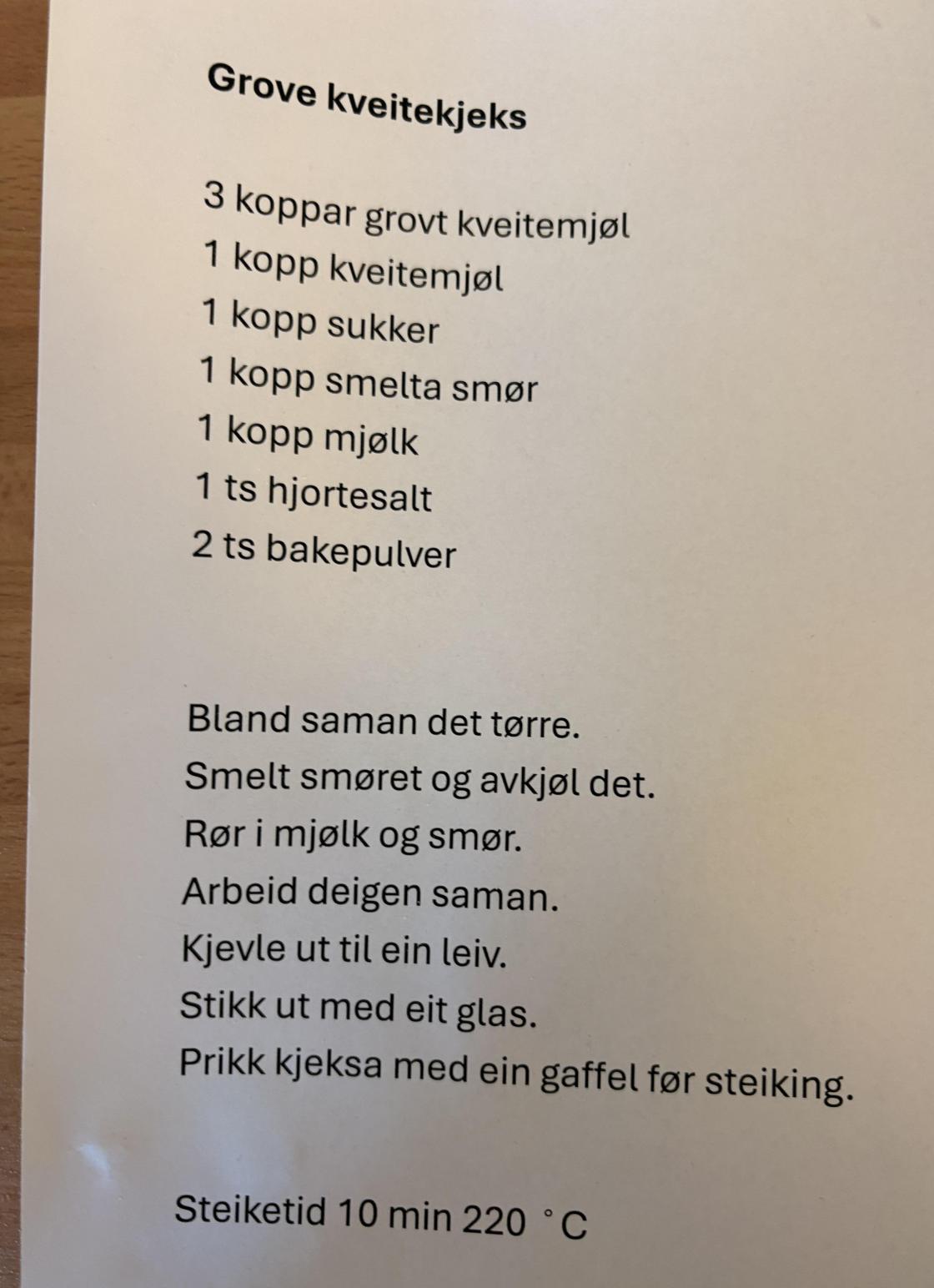 Oppskrifta. - Vi måtte elte inn litt meir kveitemjøl.