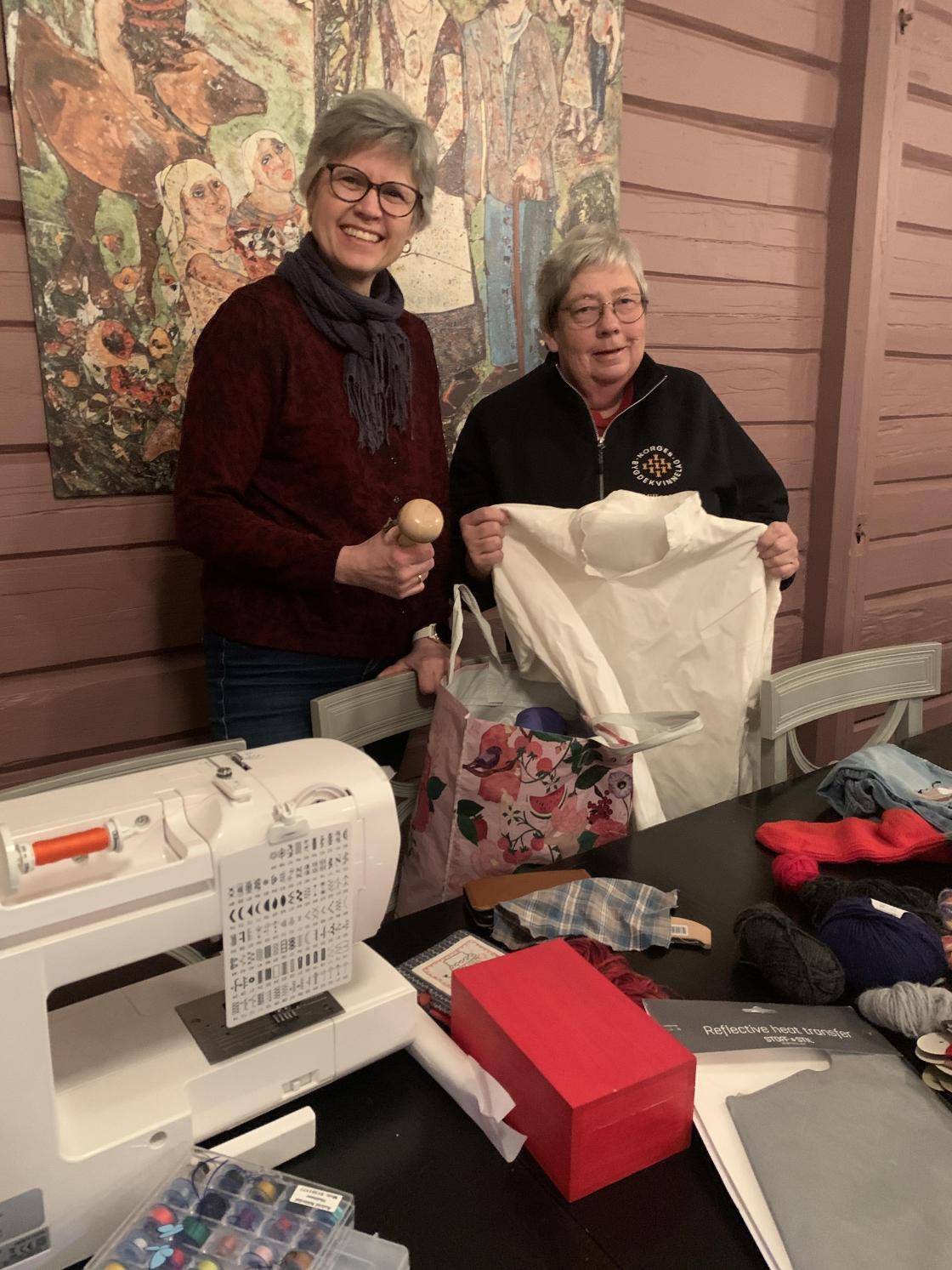 Astrid Nåtedal Holmen og Åse Kristine Guthus på oppdagelsestur i vesker og poser