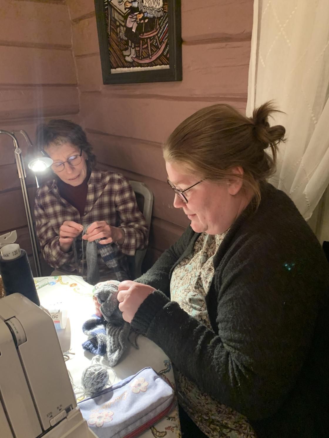 June Transeth og svigermor Anne Krøgli Auen med stoppetøy