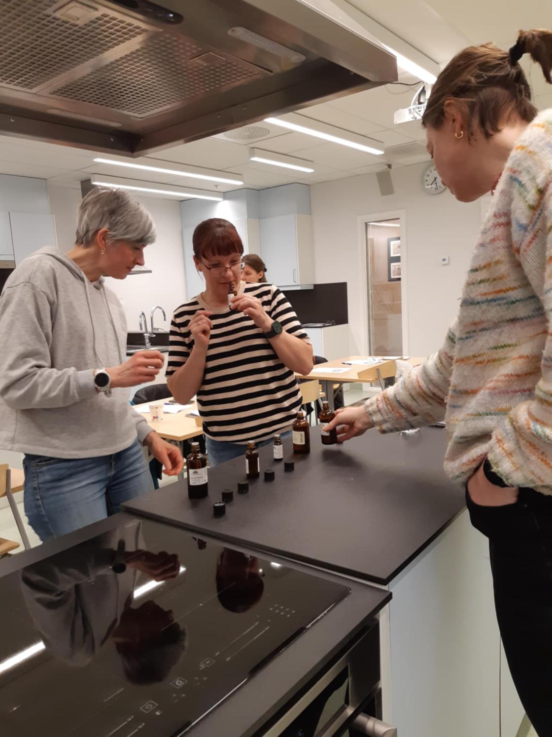 Kvinner sjekker glass med eteriske olker