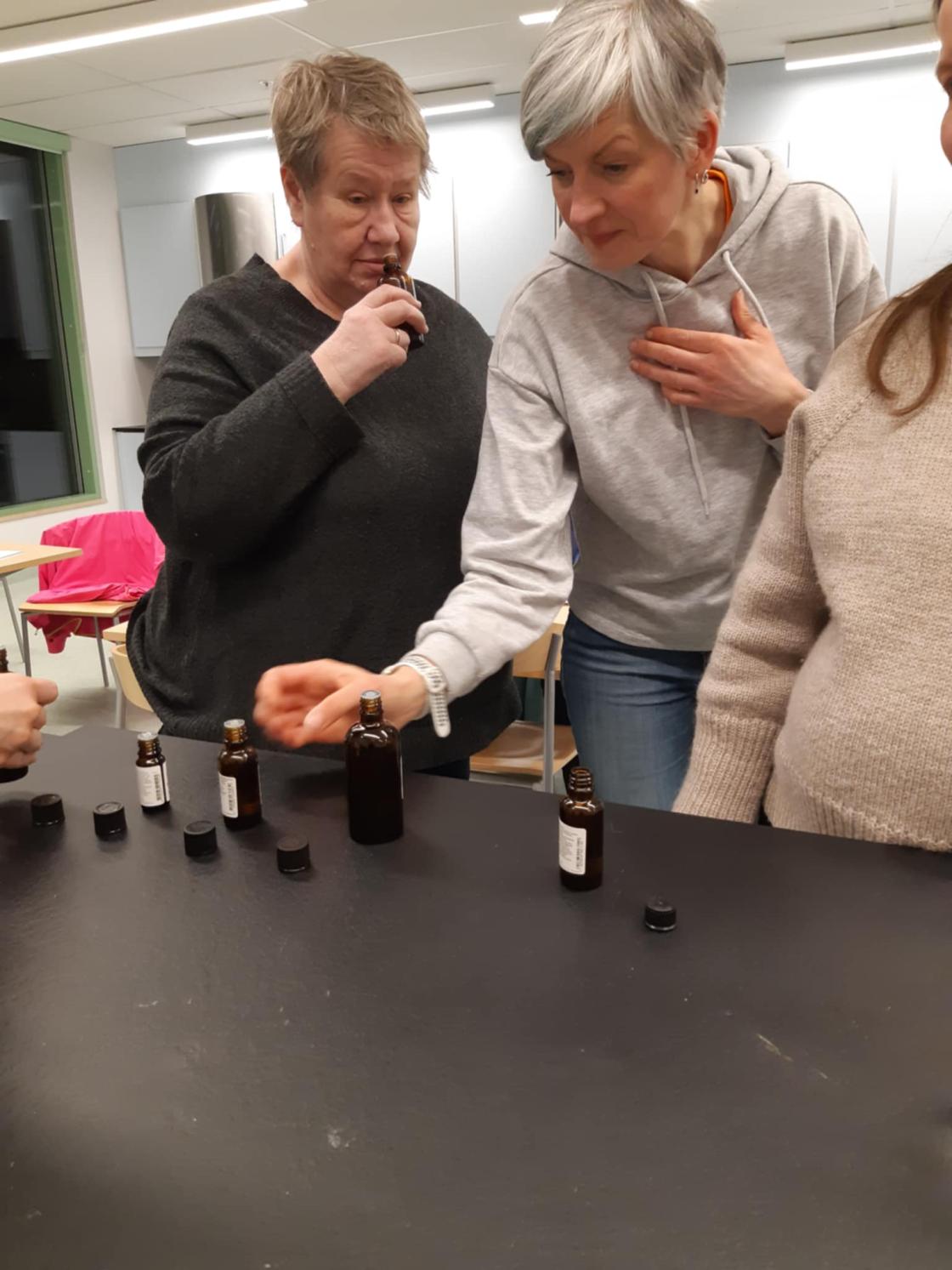 Kursdeltagere undersøker eteriske oljer