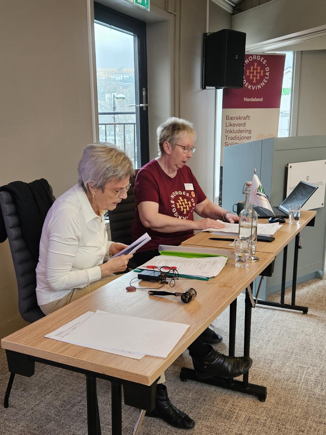 To damer bak eit møtebord