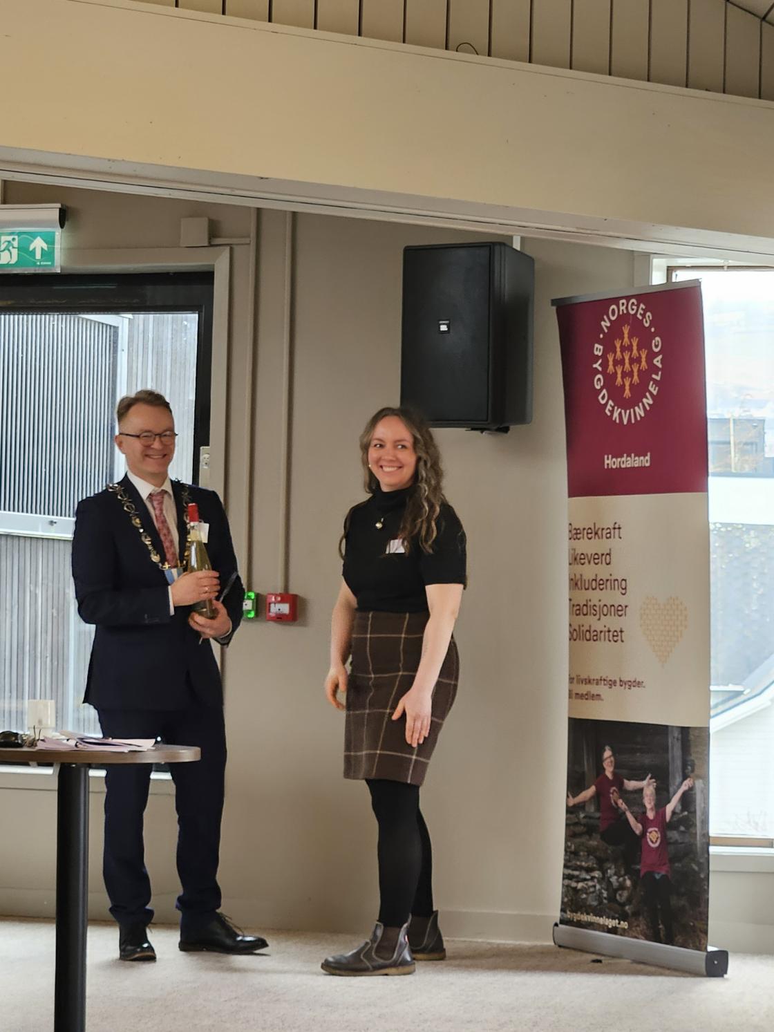 Mann med ordførarkjede og ung dame