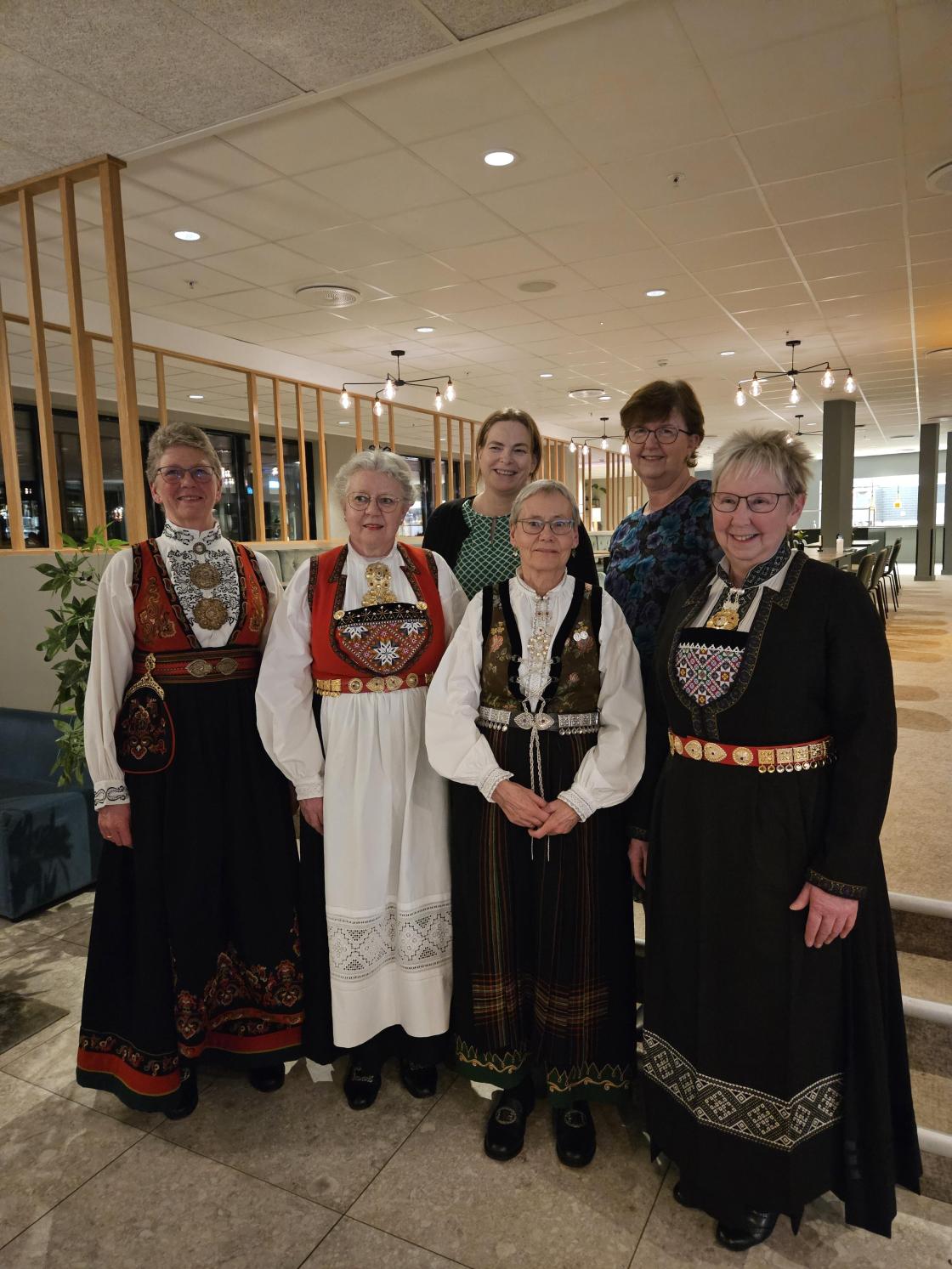 Ei gruppe fest kledde damer, styret i HBK