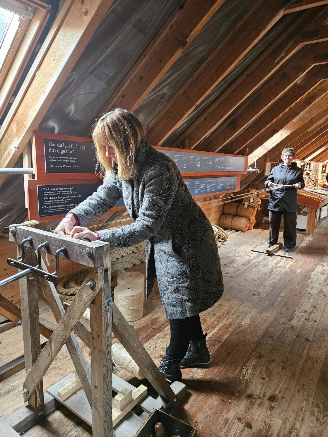 To damer i reipslagarverkstaden