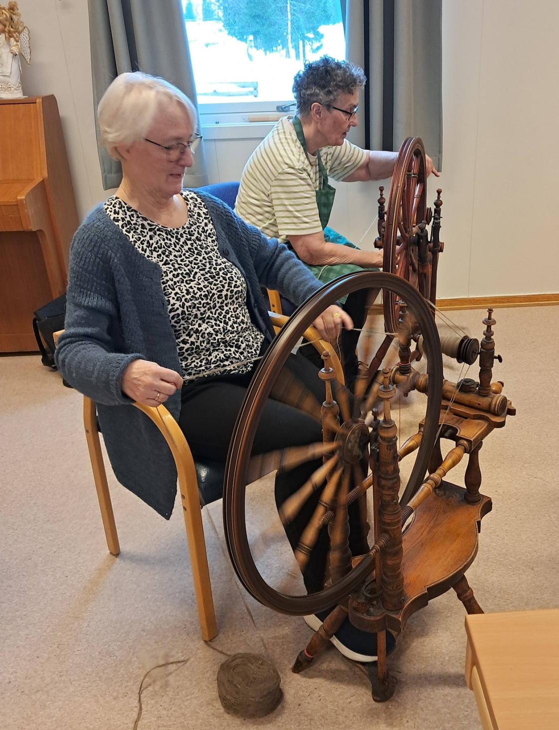 Spinning av ull, dypt konsentrerte.