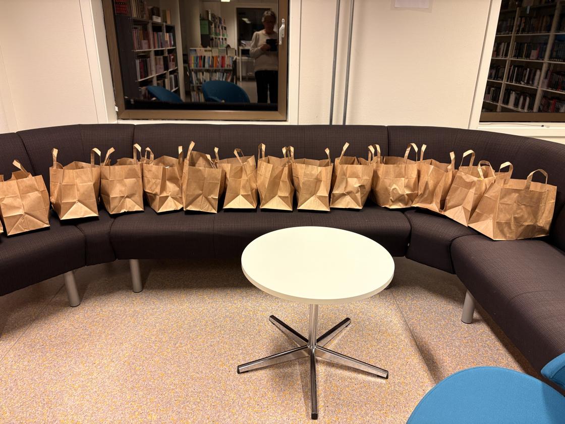 Påskeblomster til medlemmane klare til utdeling!