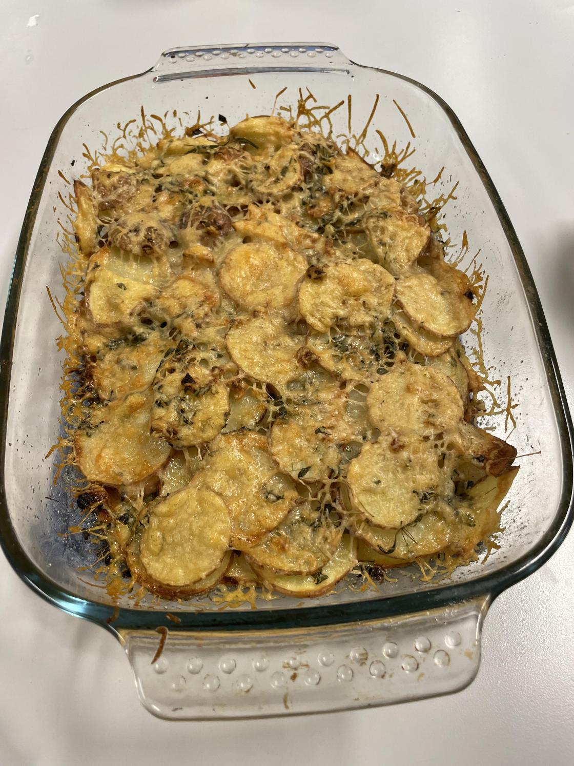 Ovnsbakte poteter med urter og Parmesan.