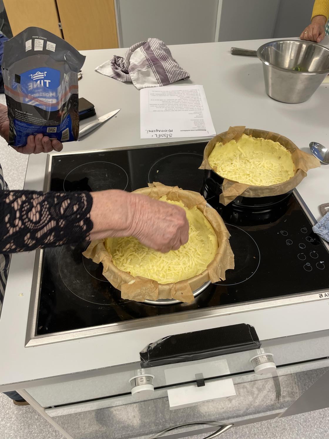 Paiskallet av crushede poteter skal fylles med tomat, ost, skinke, brokkoli, tomat, spinat og eggestand.