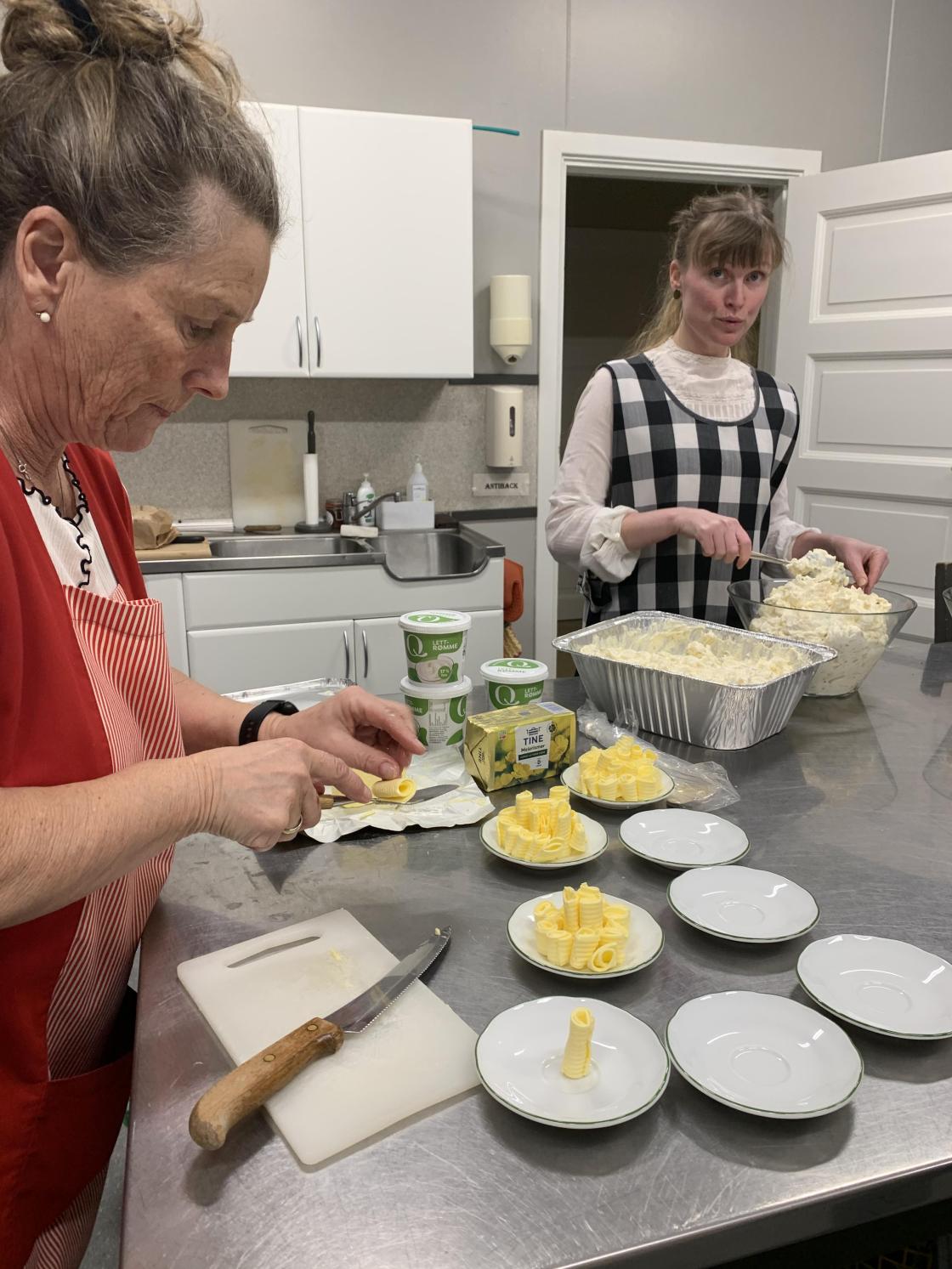 Og på kjøkkenet la Maryann og Stine opp det siste før vi satte oss til bords