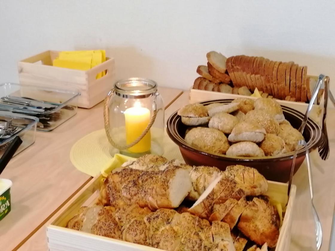 Linda hadde baka gode brød, elevane sto for resten.