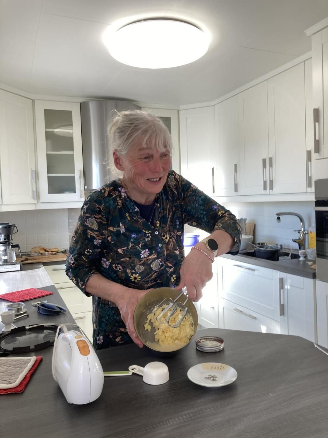 kursleder viser prosessen med foredling av melk