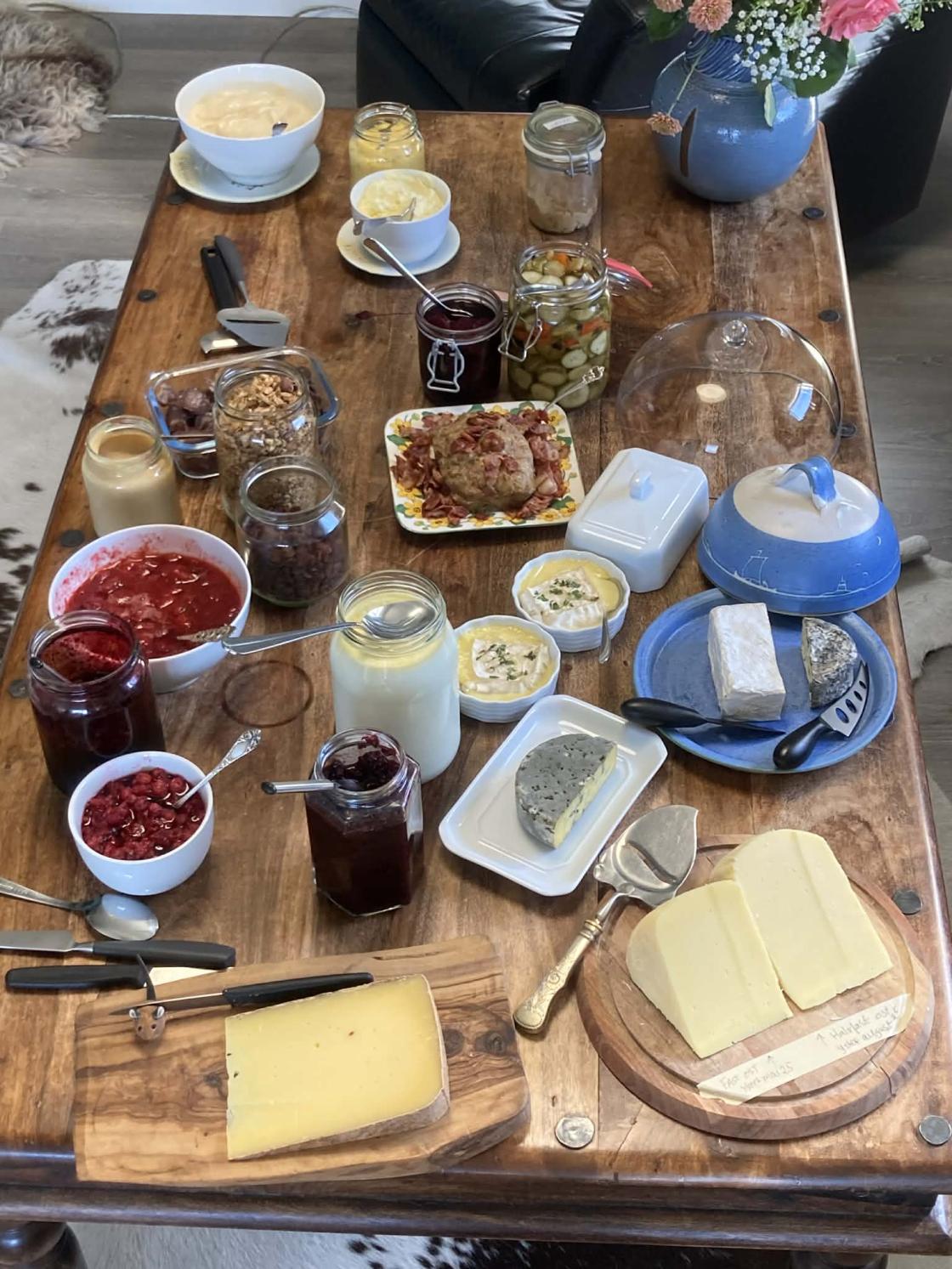 mye deilig hjemmelaget mat på bord