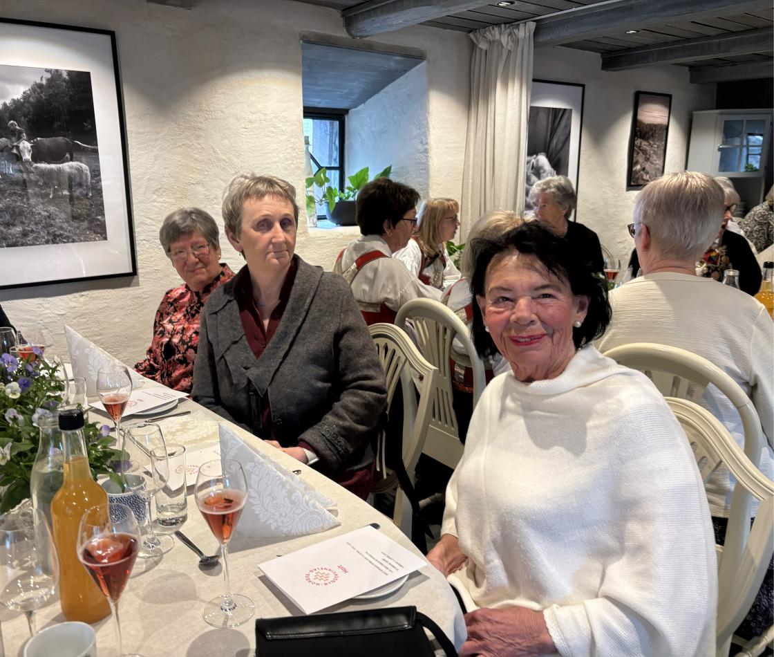 Leder i Agder Walborg N. Lohne (i midten)