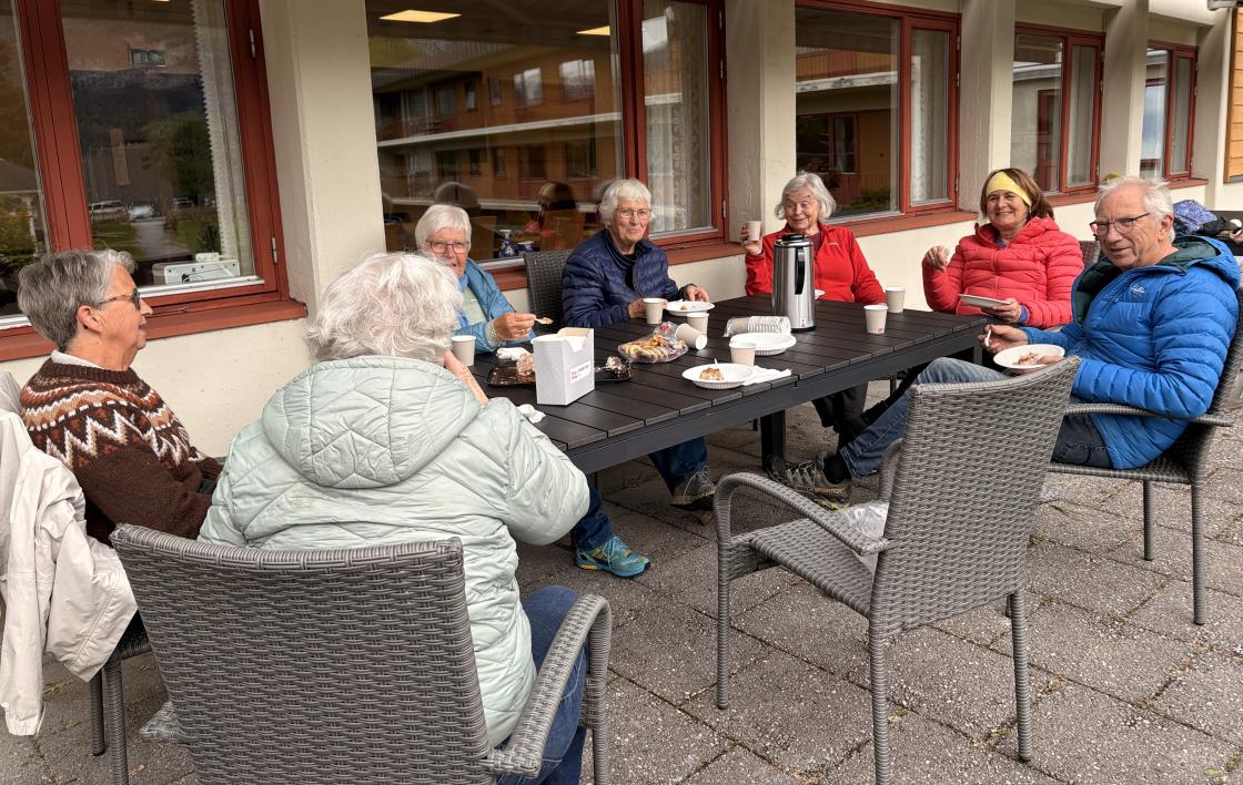Kjøkkenet spanderte kaker og kaffi. Nam - nam!