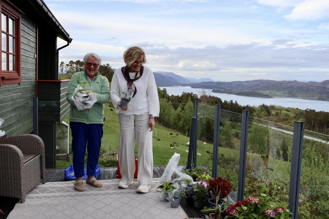 Peggy og Marit-Anne sprang rundt med gevinster.