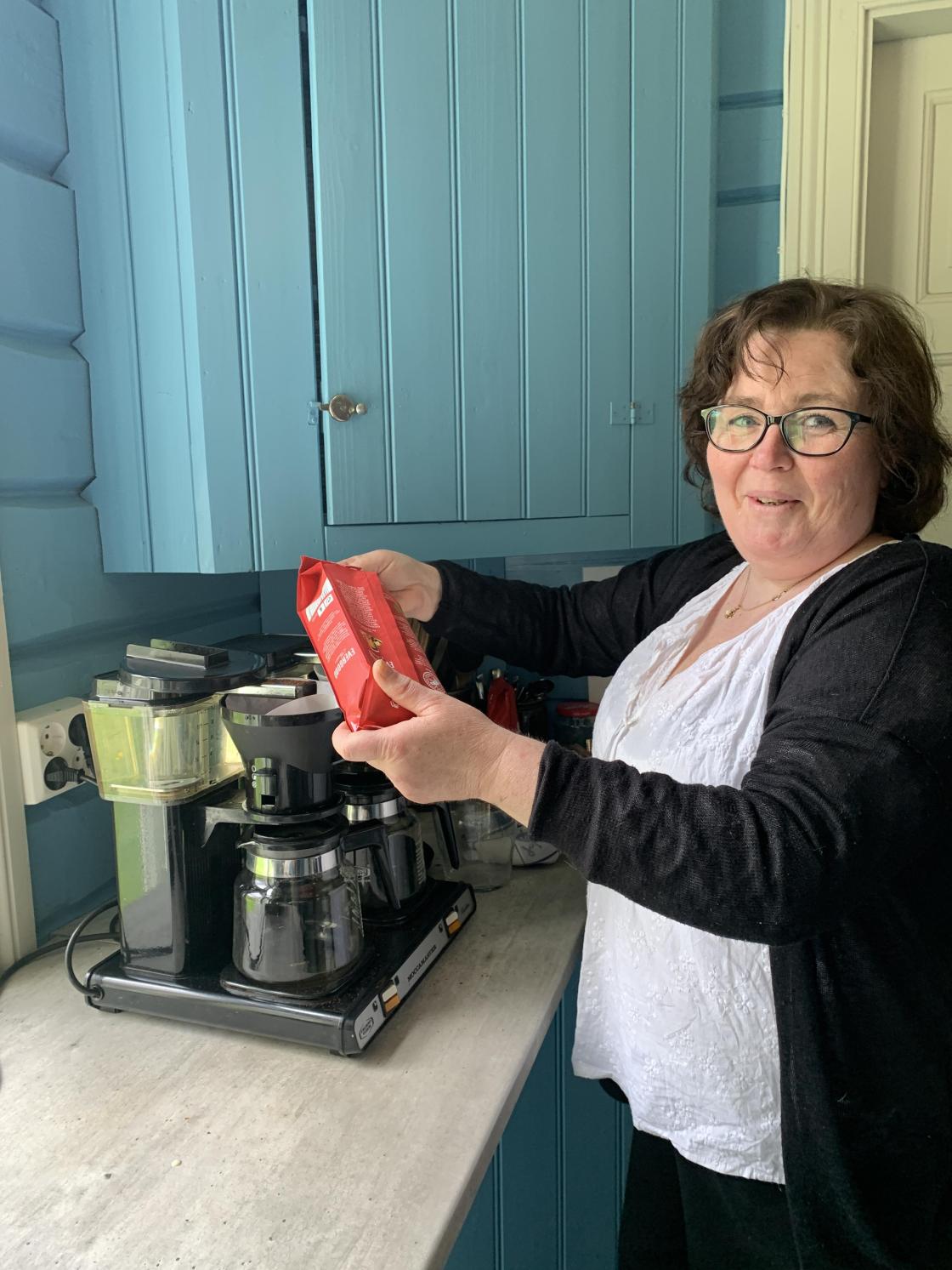 Maria Sæbø hadde kontroll på kaffe og vafler på kjøkkenet