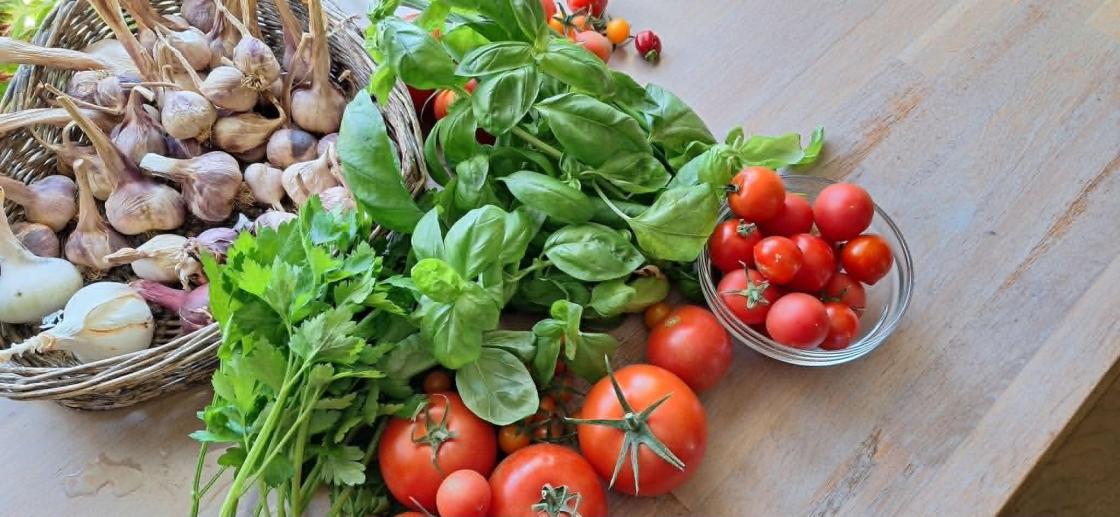 Grønnsaker fra egen dyrking på et bord