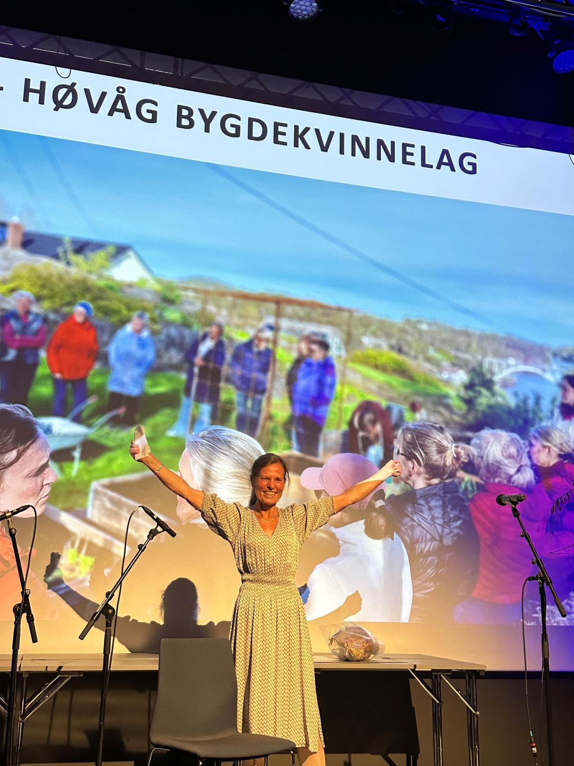 Full jubel fra Christine Sandland, leder i Høvåg Bygdekvinnelag. Foto: Sosan Asgari Mollestad.