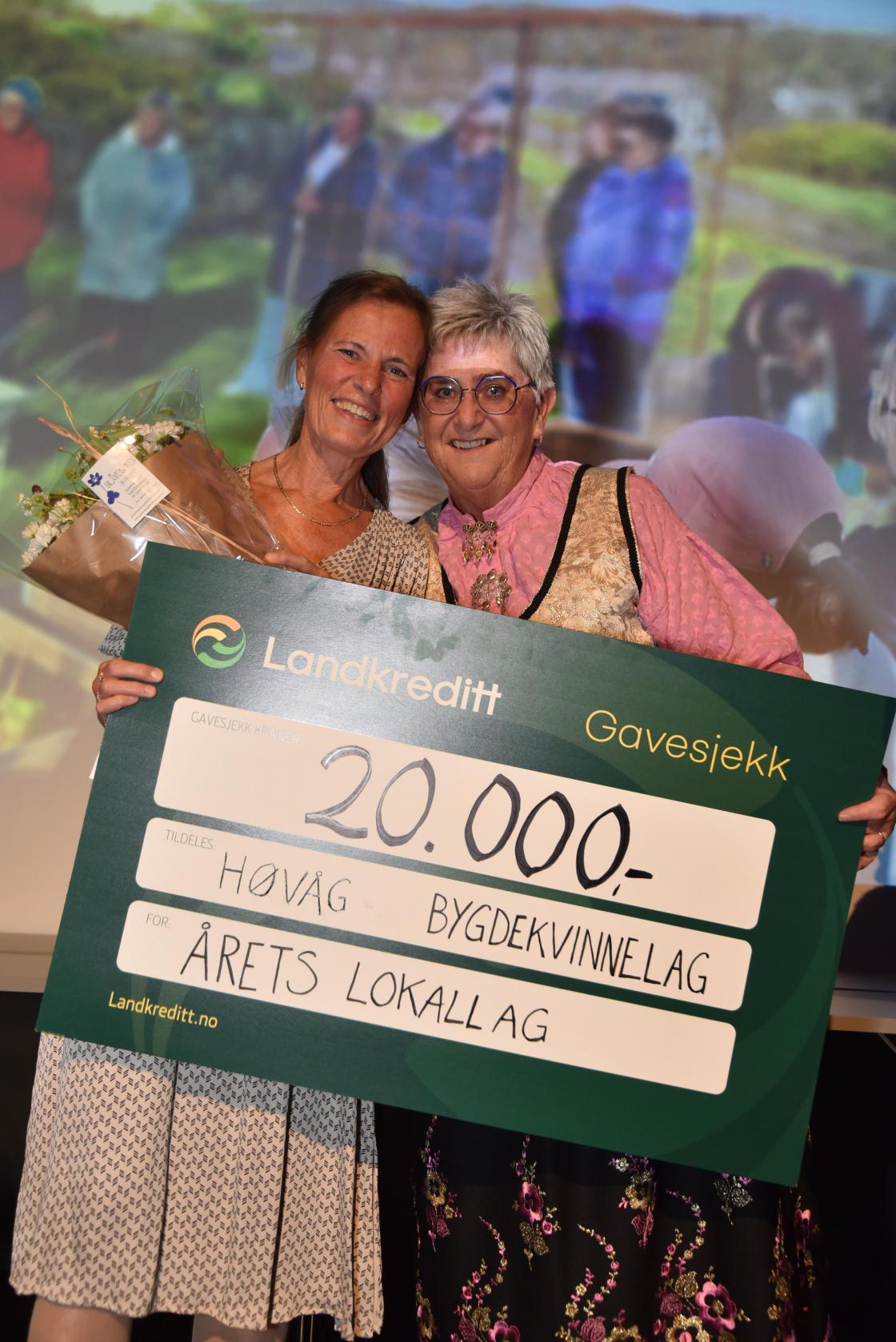 Christine Sandland, leder i Høvåg Bygdekvinnelag, og Monika Frisvold Vågan, prisutdeler fra Norges Bygdekvinnelag. Foto: Helle Cecilie Berger.