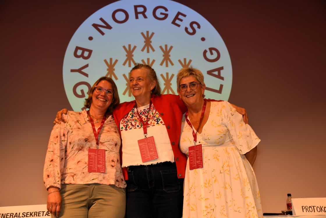 En stor takk til avtroppende styremedlemmer Marit, Eva og Monika. Foto: Helle Cecilie Berger.