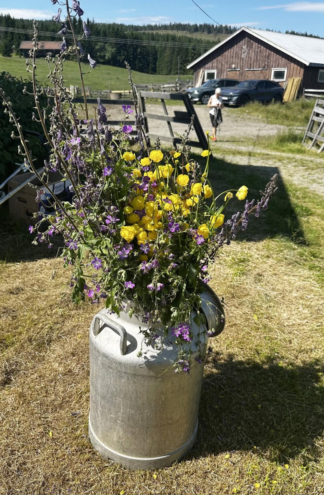 Pernille hadde pyntet med massevis av blomster.