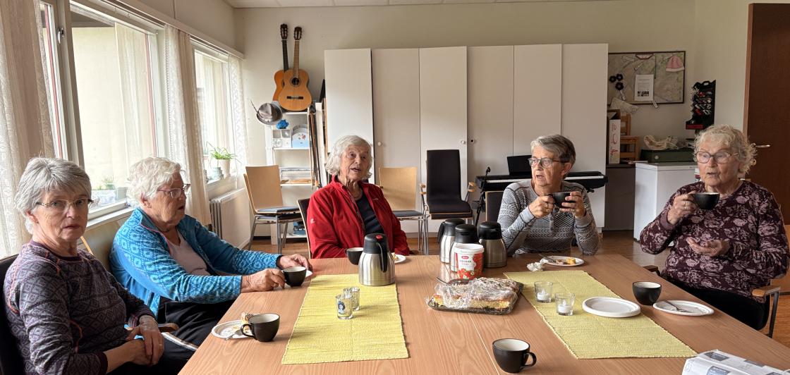 Våte og skitne, men kaffi og kaker smakte godt!