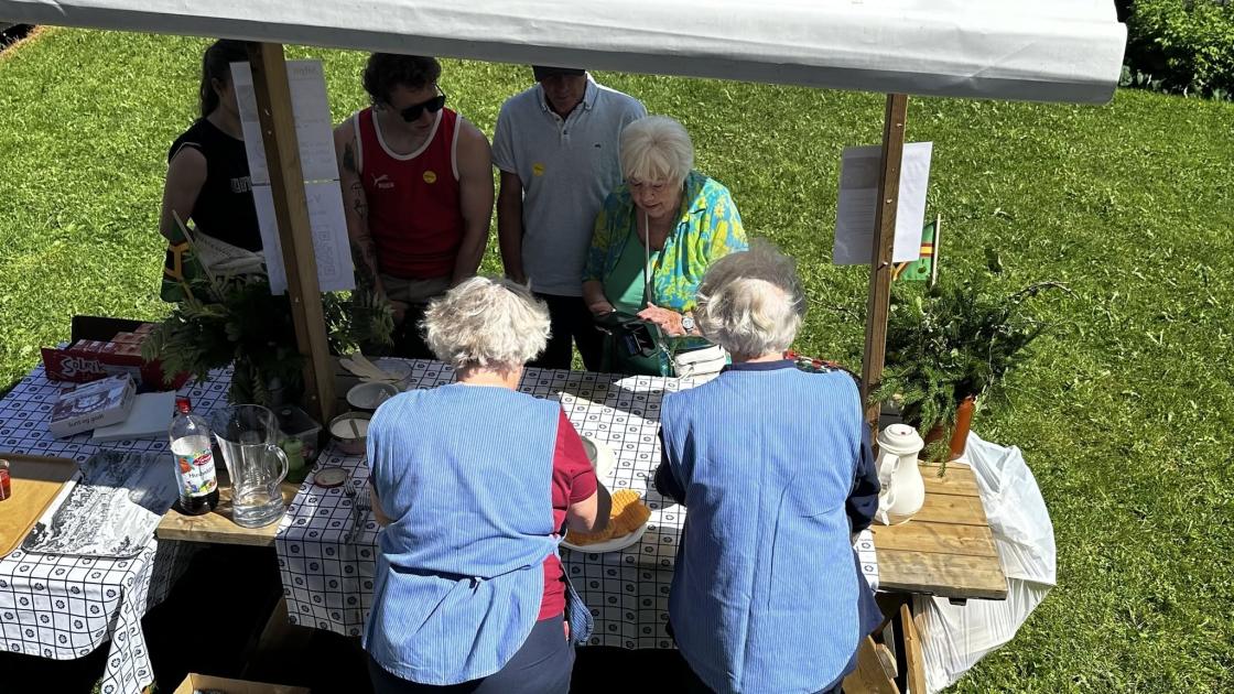 Torhild Grønli og Elsa Kjos selger silpo og vafler til publikum på Halvdanshaugen. Foto: Eva Østen.