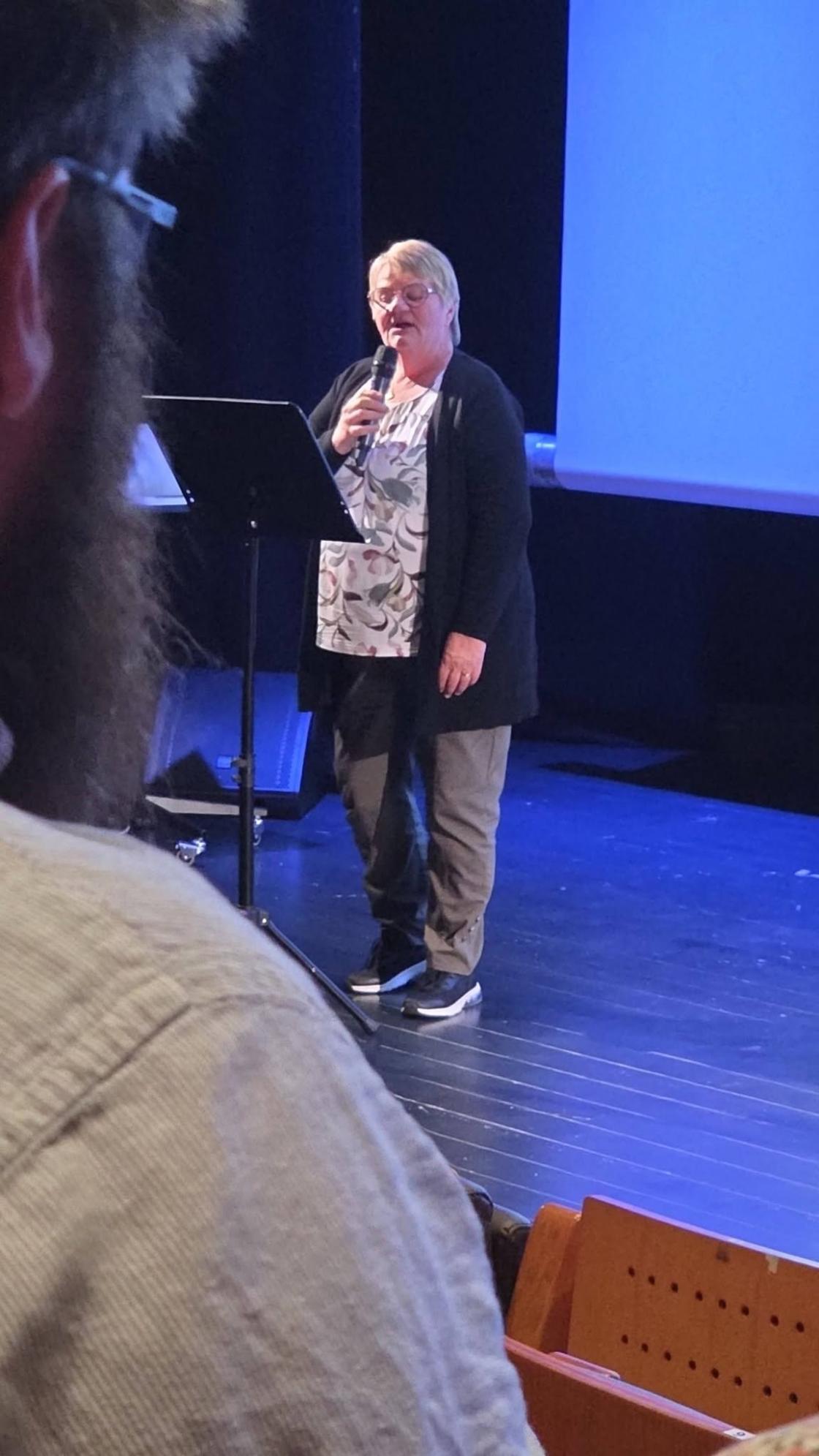 kvinne på scene