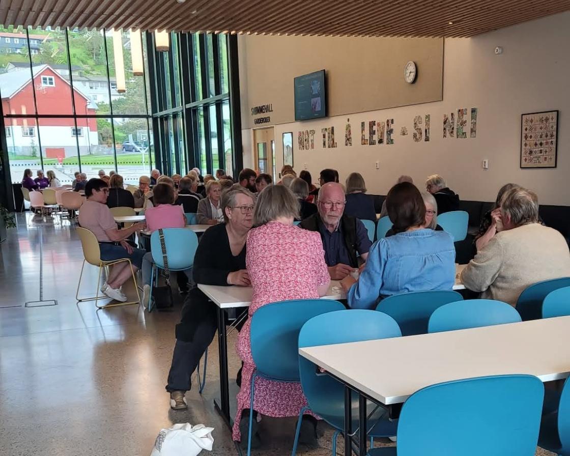 pause med kaffe og kaker med mange oppmøtte