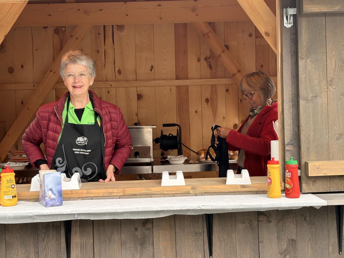 May og Dagrun klar med pølsene.
