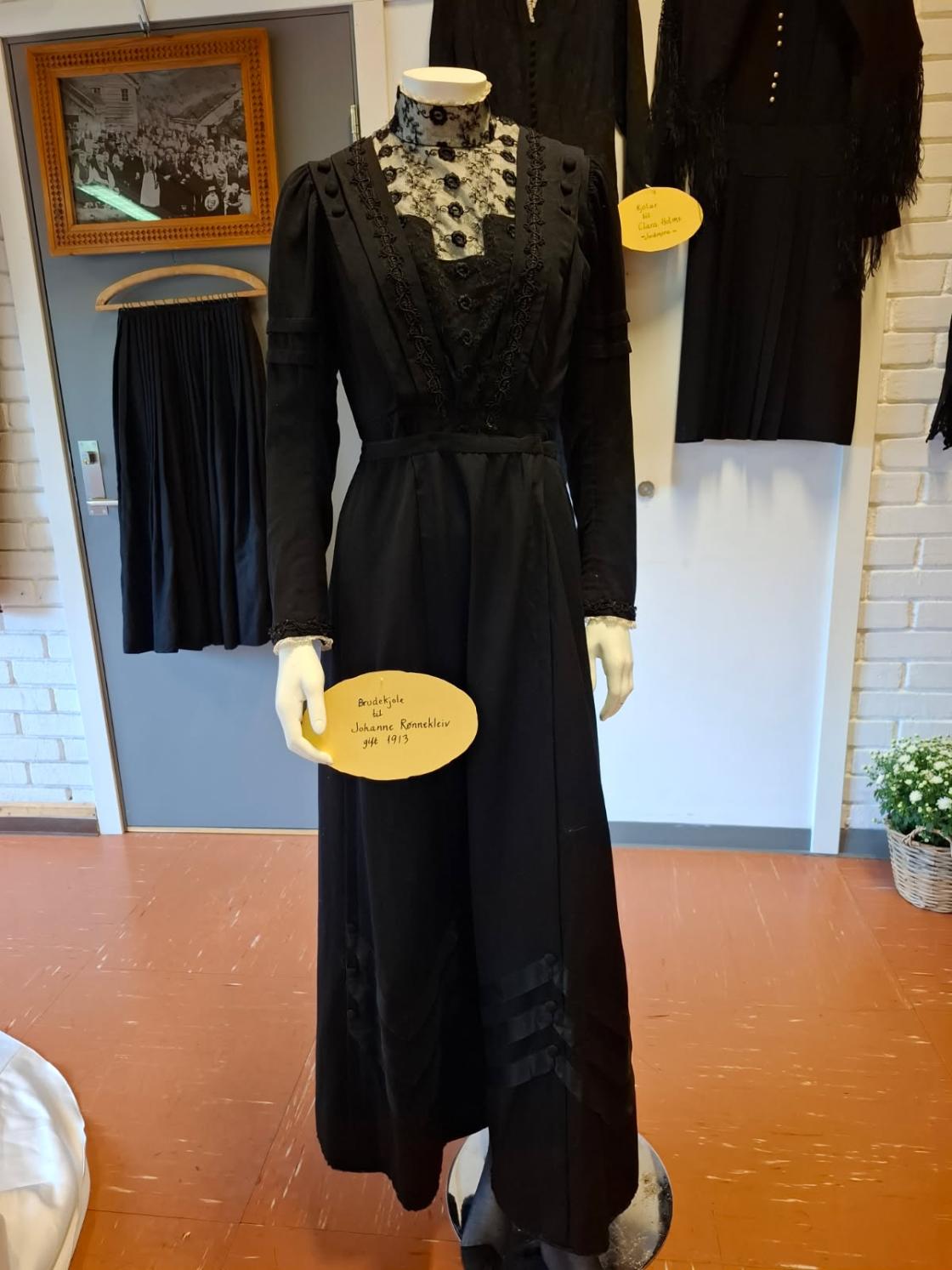 Svart brudekjole frå 1913