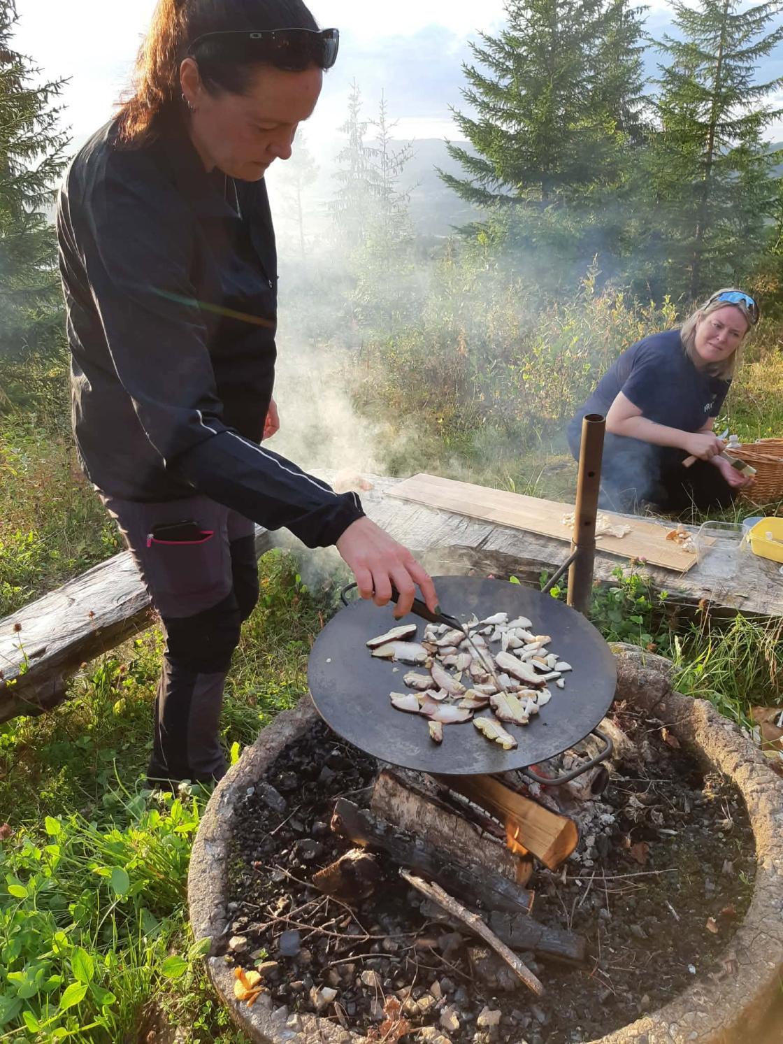 steking av sopp over bål