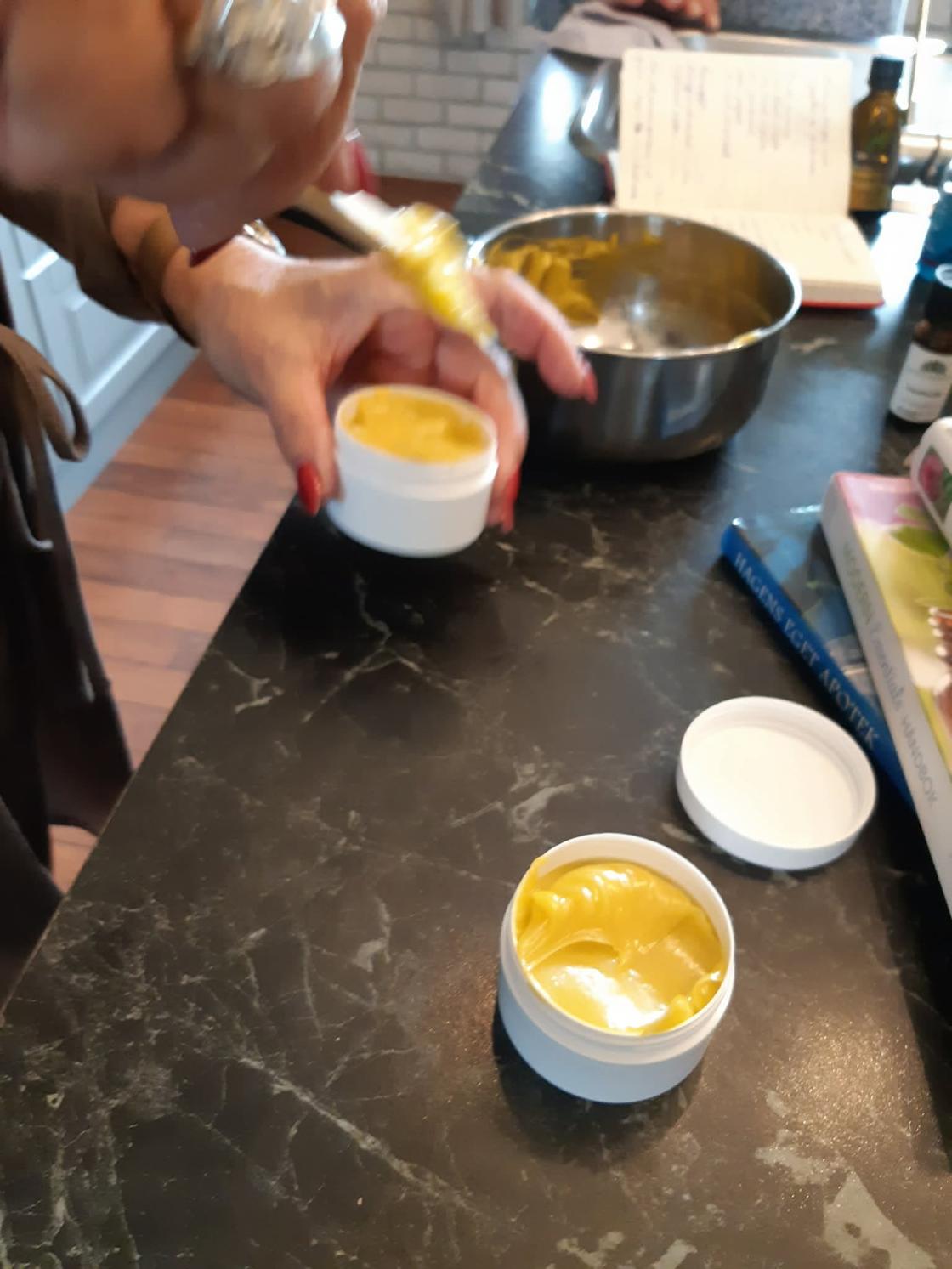 salve og kremer på vei i skåler